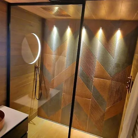 Bien Design Avec Jacuzzi Et Piscine Вильнёв-Лубе