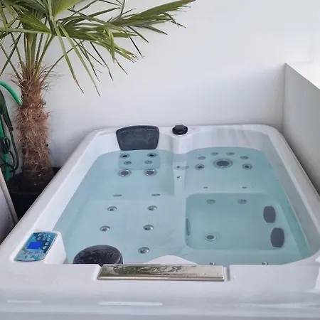 아파트 Bien Design Avec Jacuzzi Et Piscine