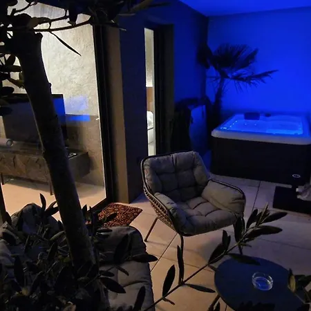 Bien Design Avec Jacuzzi Et Piscine 빌뇌브루베