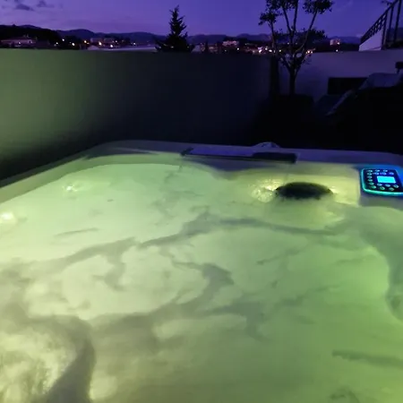 Bien Design Avec Jacuzzi Et Piscine Вильнёв-Лубе