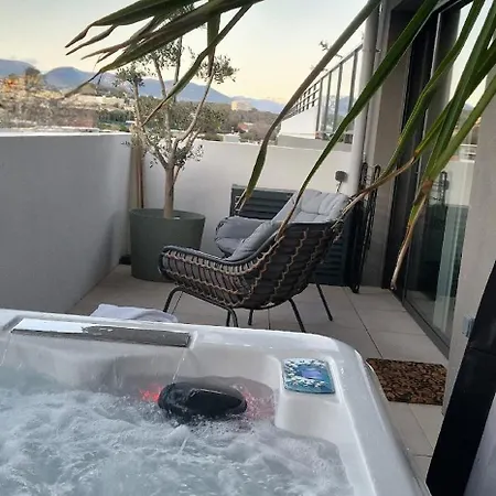 Bien Design Avec Jacuzzi Et Piscine Вильнёв-Лубе